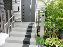 玄関前のタイル貼り階段＆手すり＆植栽の施工例